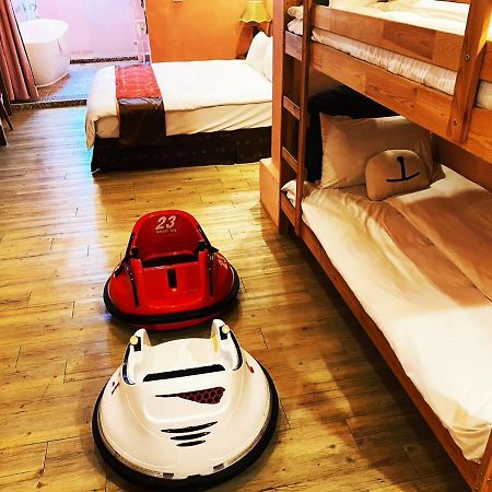 R&R Hotel Kaohsiung Bagian luar foto