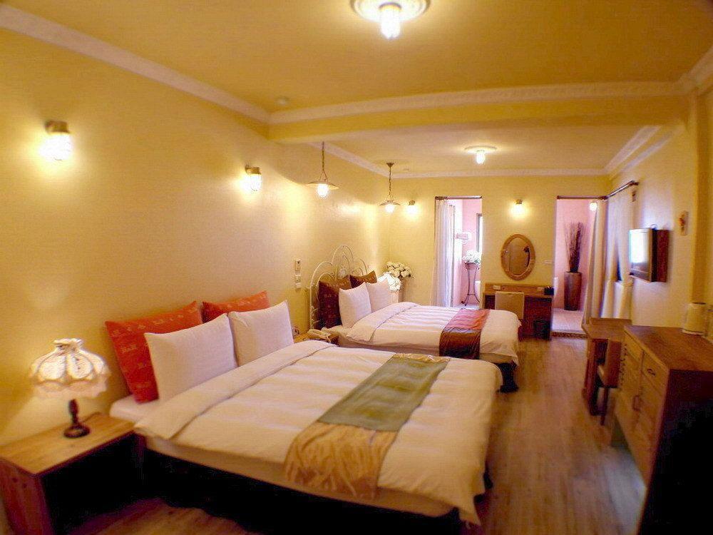 R&R Hotel Kaohsiung Bagian luar foto