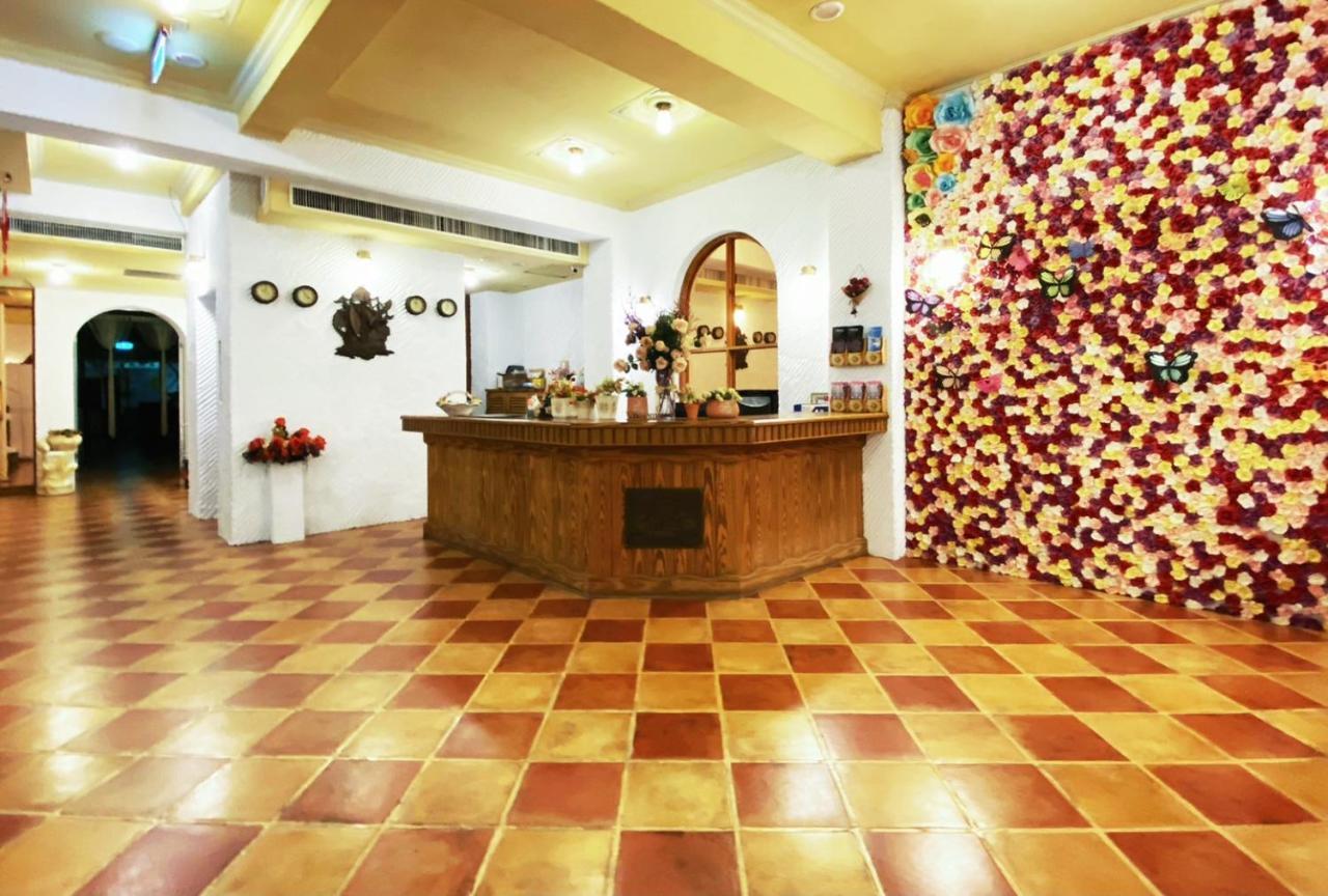 R&R Hotel Kaohsiung Bagian luar foto