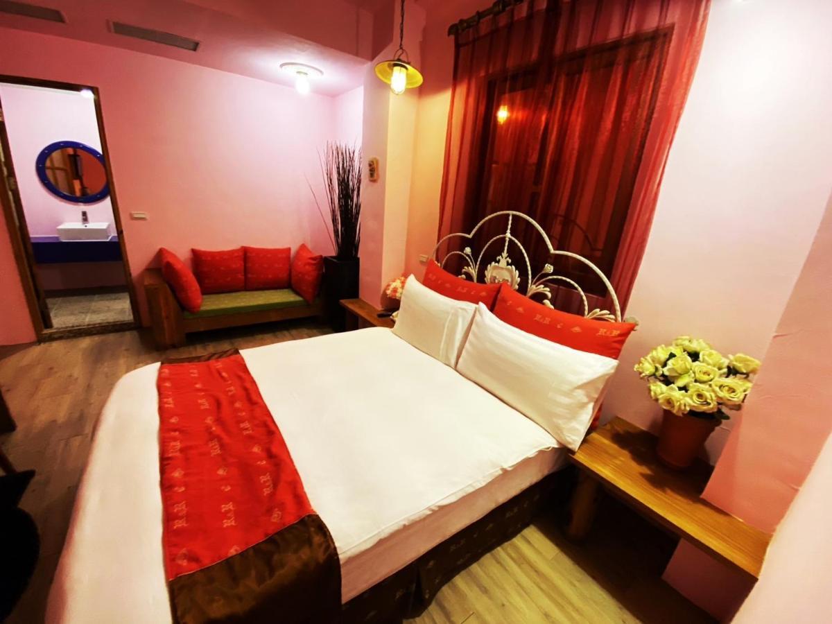 R&R Hotel Kaohsiung Bagian luar foto