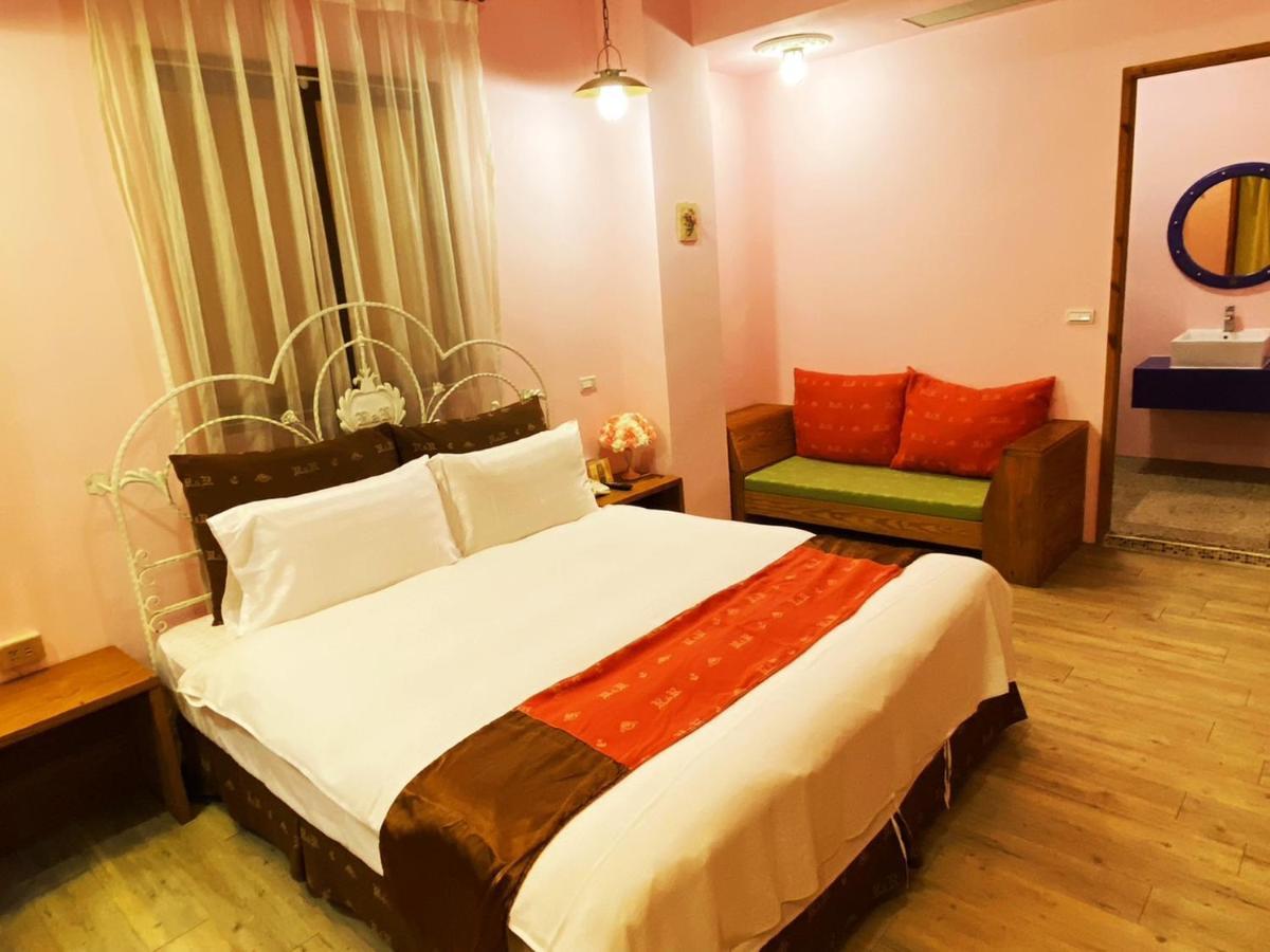 R&R Hotel Kaohsiung Bagian luar foto