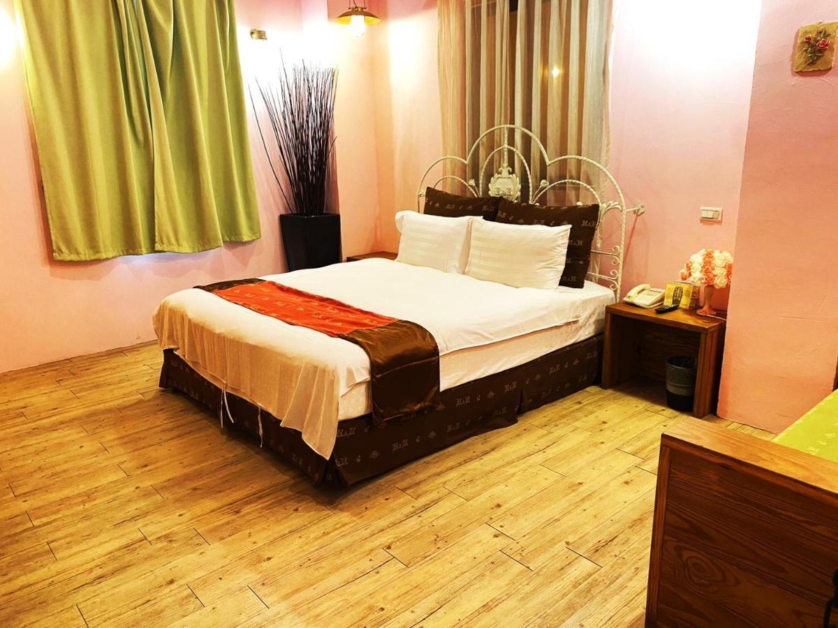 R&R Hotel Kaohsiung Bagian luar foto
