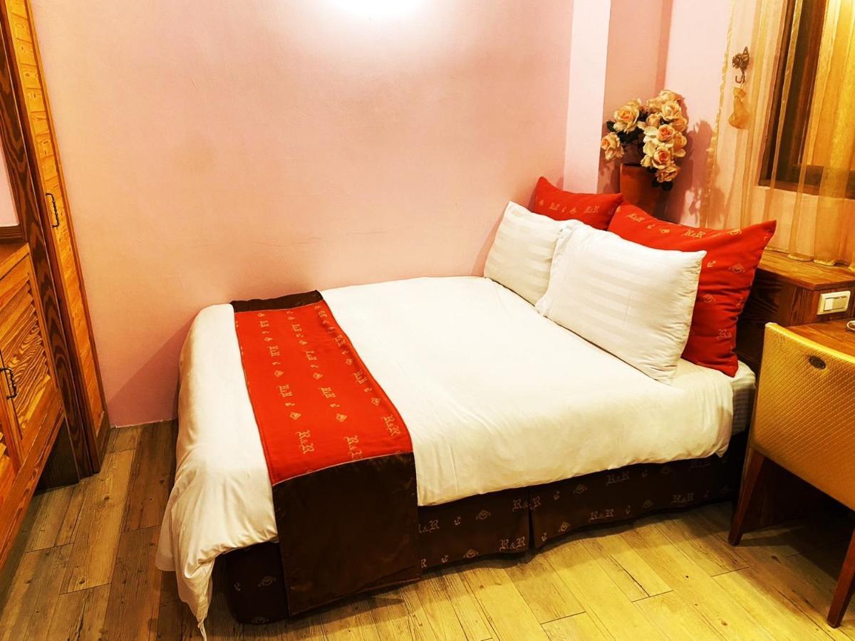 R&R Hotel Kaohsiung Bagian luar foto