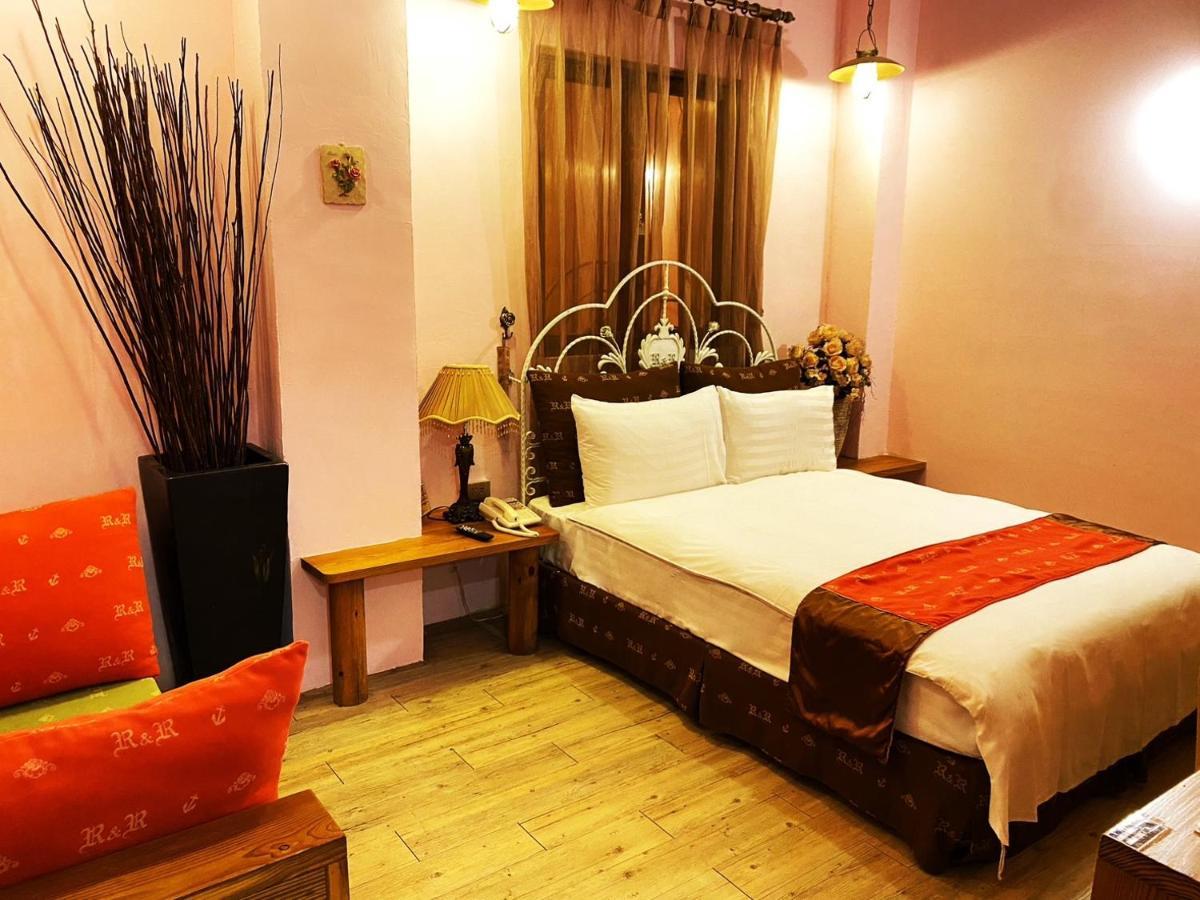 R&R Hotel Kaohsiung Bagian luar foto