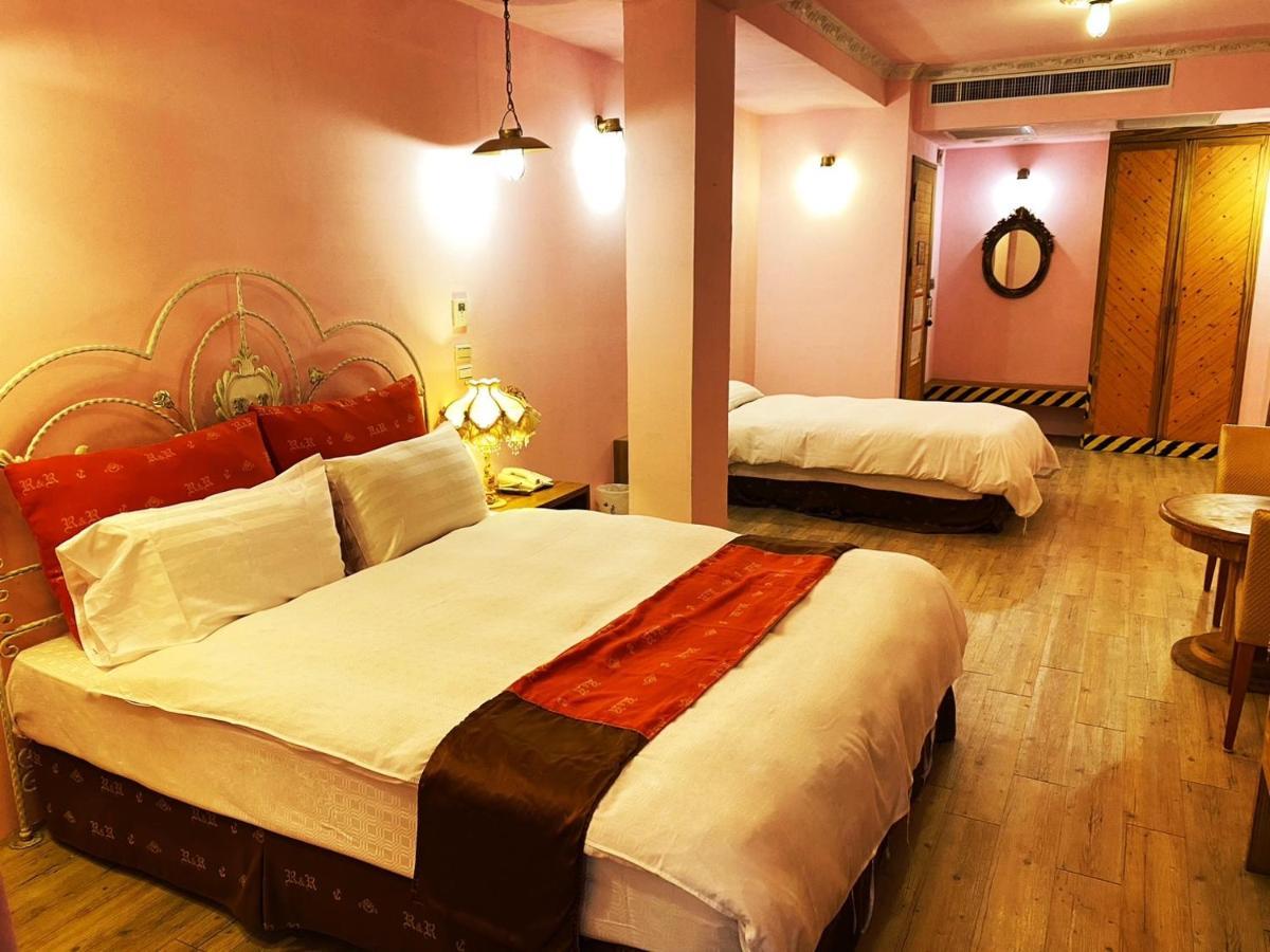R&R Hotel Kaohsiung Bagian luar foto
