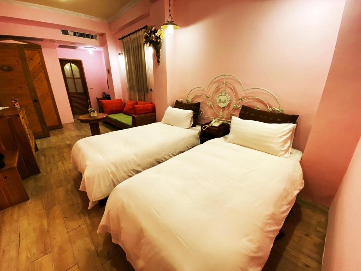 R&R Hotel Kaohsiung Bagian luar foto