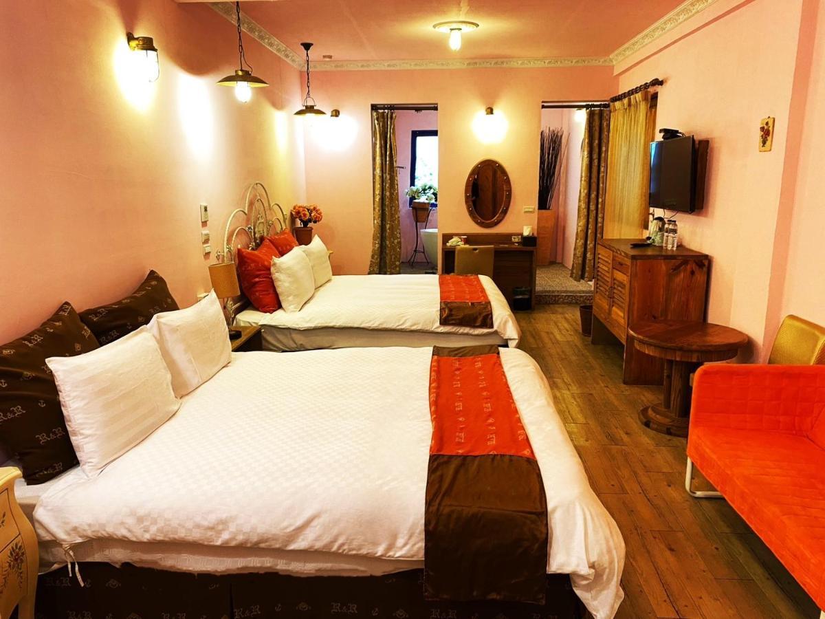 R&R Hotel Kaohsiung Bagian luar foto