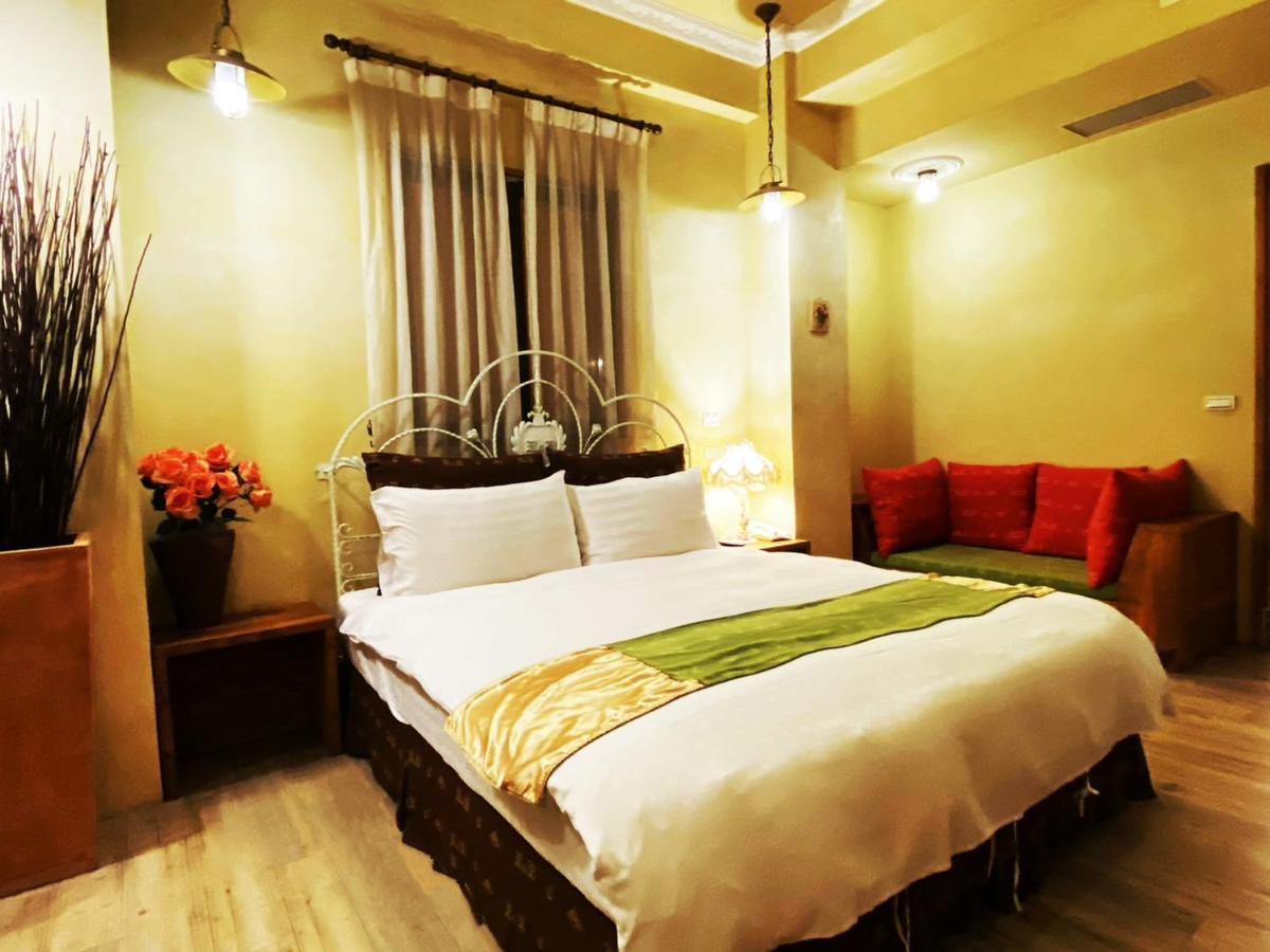 R&R Hotel Kaohsiung Bagian luar foto