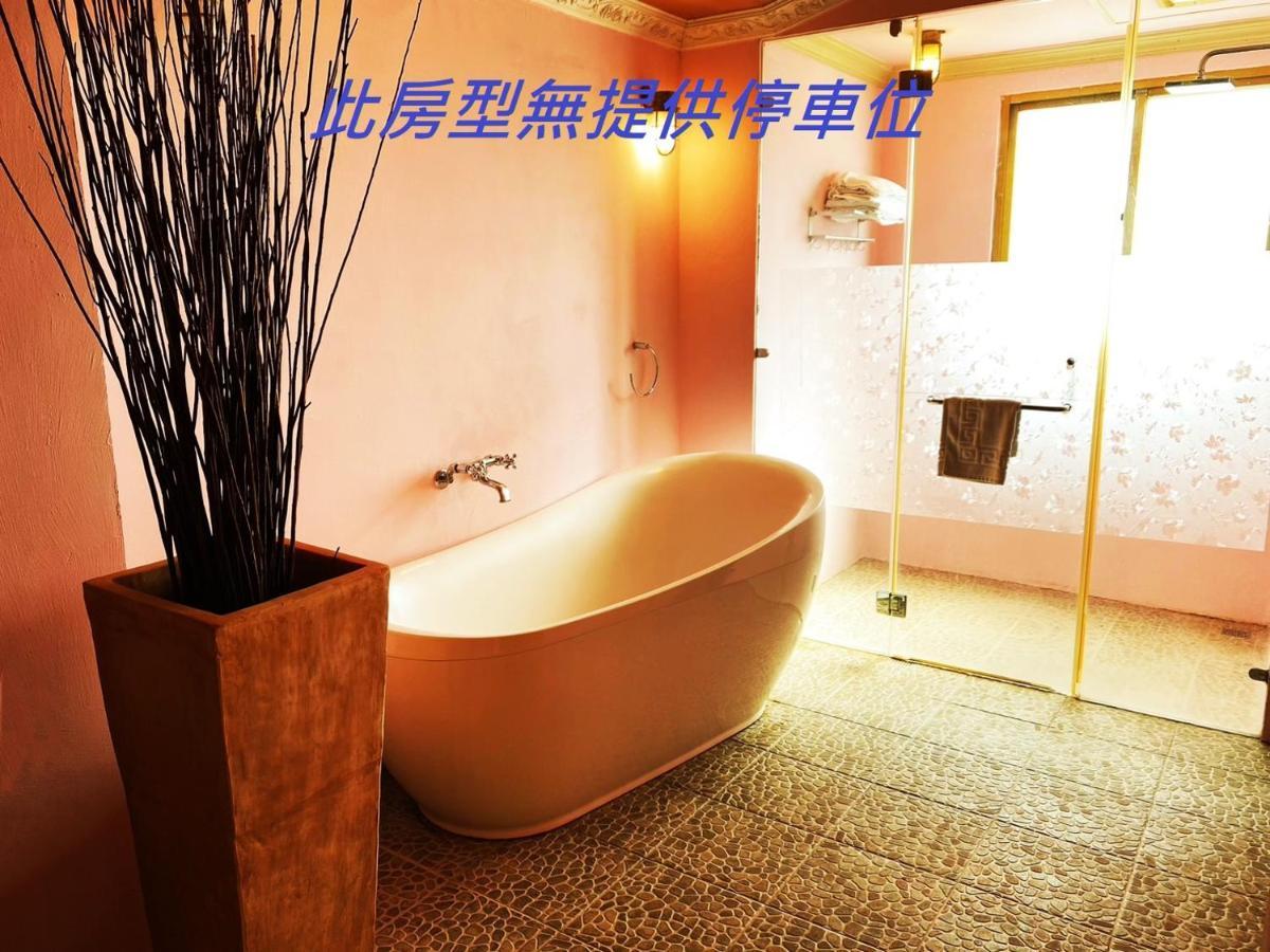 R&R Hotel Kaohsiung Bagian luar foto