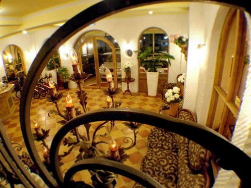 R&R Hotel Kaohsiung Bagian luar foto