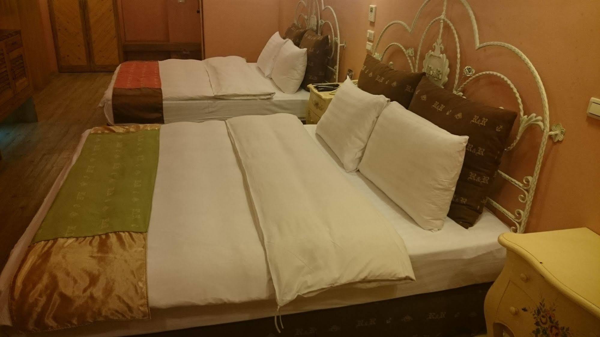 R&R Hotel Kaohsiung Bagian luar foto