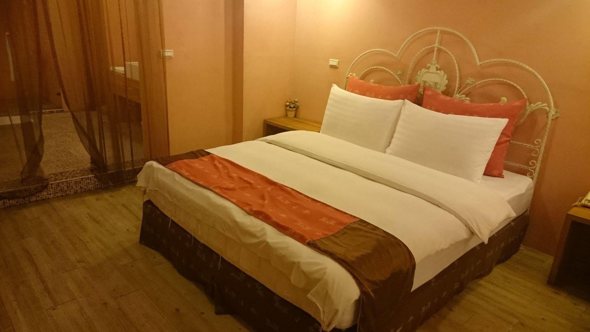 R&R Hotel Kaohsiung Bagian luar foto