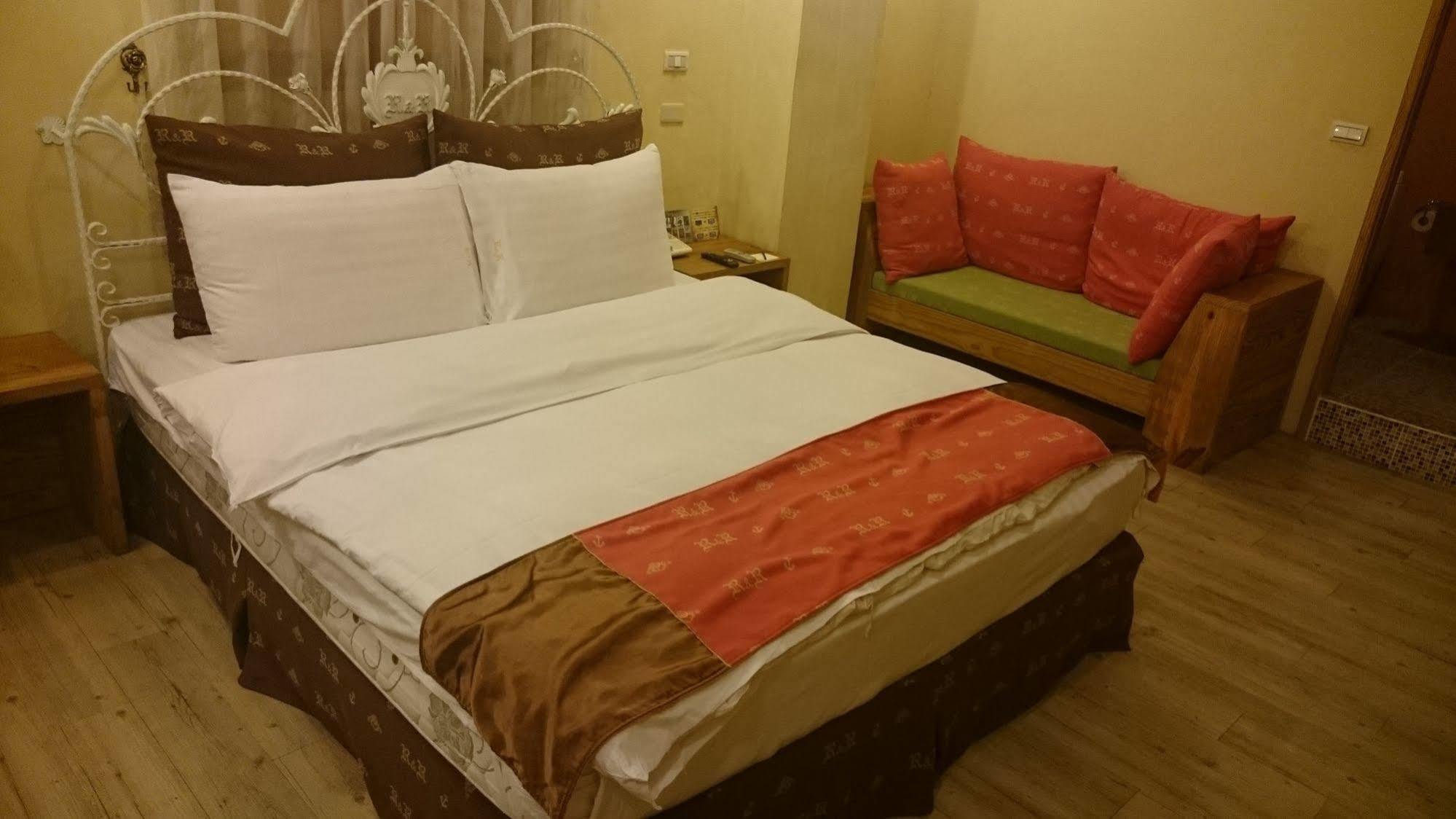 R&R Hotel Kaohsiung Bagian luar foto